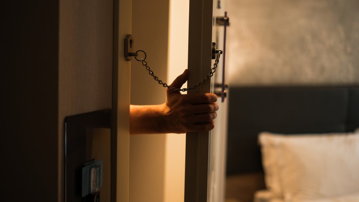 Un squatteur pénétrant illégalement dans un logement 