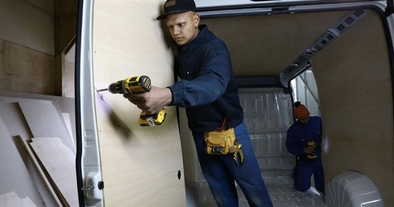 Dans la rue dès l'âge de 13 ans, il fonde sa société 9 ans plus tard et créé deux emplois : voici l'incroyable parcours d'Onkar, un jeune homme qui en veut !