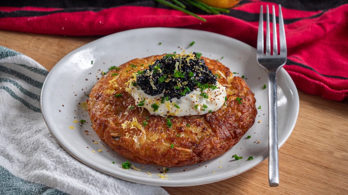 Impressionnez vos papilles avec ce rösti géant aux oeufs de lump, une entrée qui en jette !