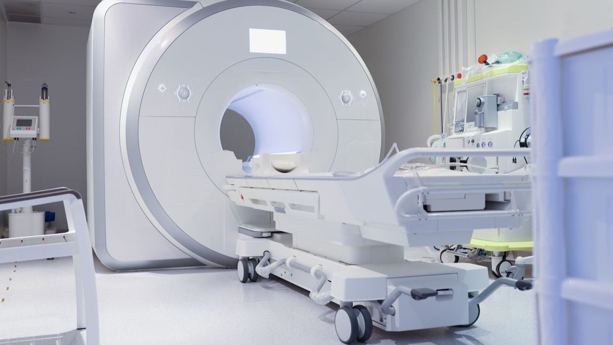 Alors que sa femme passe un examen médical, il meurt... aspiré par la machine à cause de son collier 