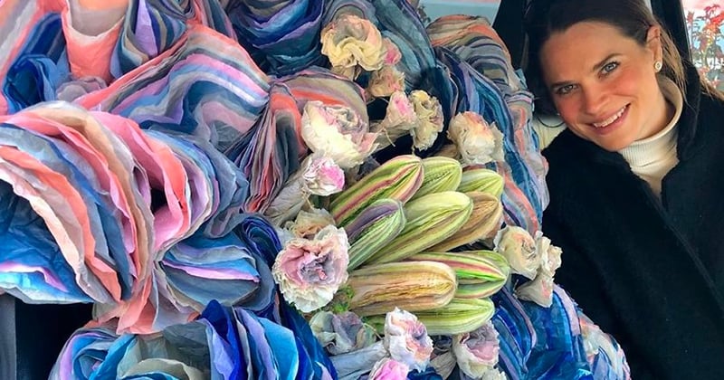 Cette artiste utilise du papier tissu pour créer de gigantesques bouquets de fleurs