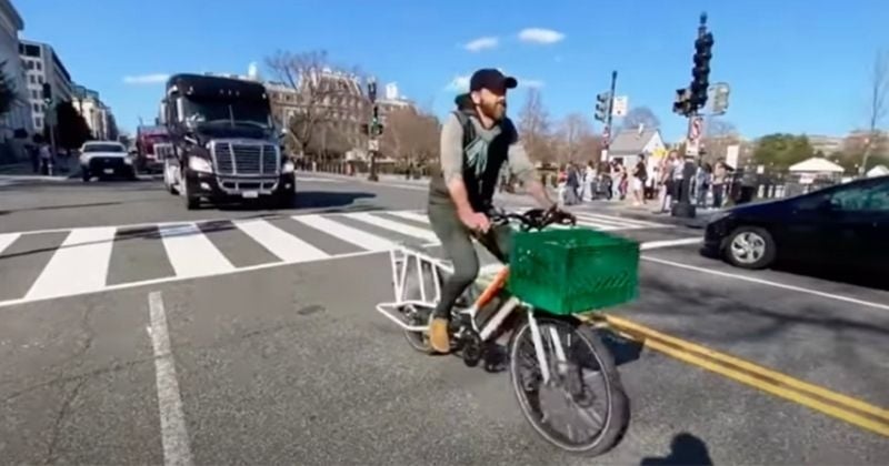 Un cycliste en mode « troll » bloque un « convoi populaire » d'antivax	dans une vidéo hilarante