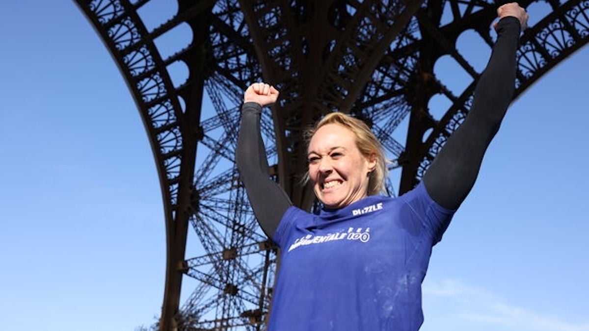 L'athlète Anouk Garnier grimpe 110 mètres à la corde sous la tour Eiffel et bat un record du monde