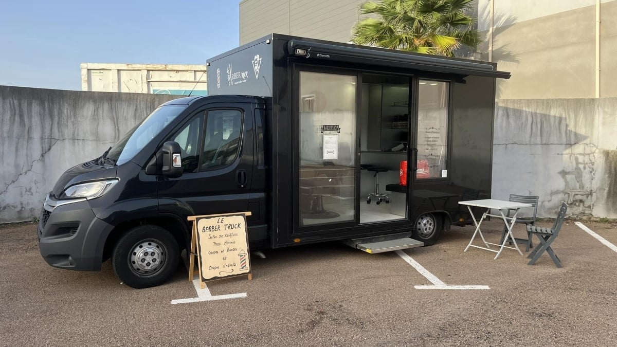 En Corse, elle transforme un camion en salon de coiffure ambulant pour aller à la rencontre des clients