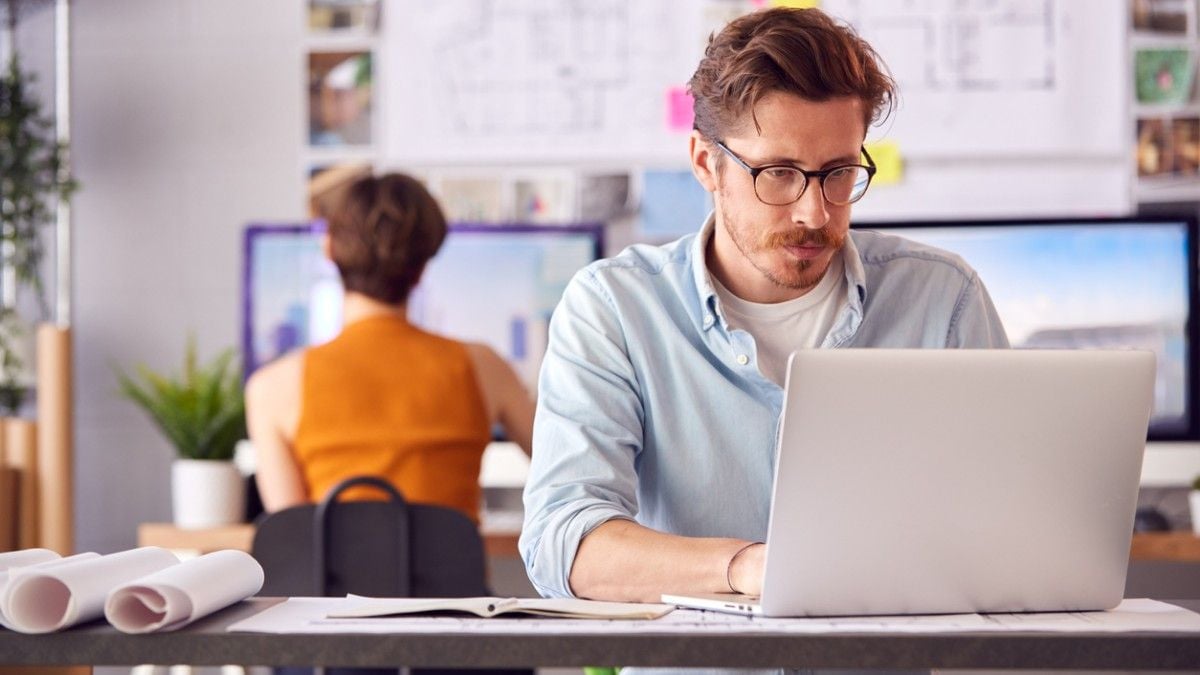 Une entreprise passe à la semaine de quatre jours et découvre... qu'un salarié en profite pour cumuler deux emplois
