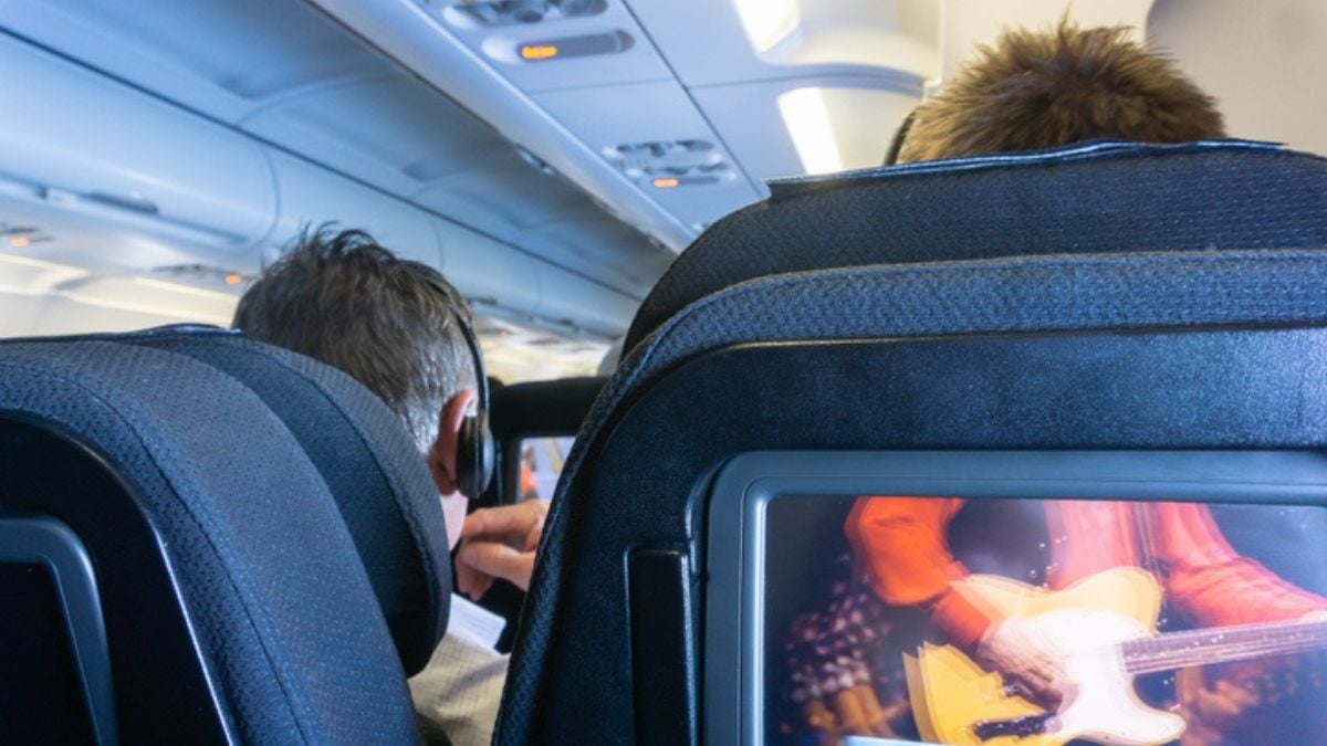 Assis à côté dans l'avion, ils découvrent qu'ils ont le même nom et qu'ils sont... sosies 