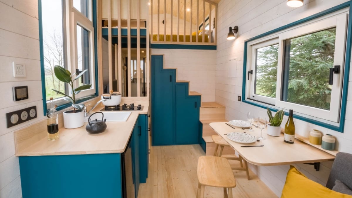 Cette petite tiny house lumineuse et confortable est parfaite pour voyager en famille
