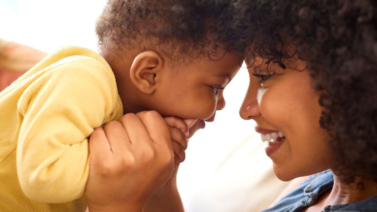 Un bébé et sa mère