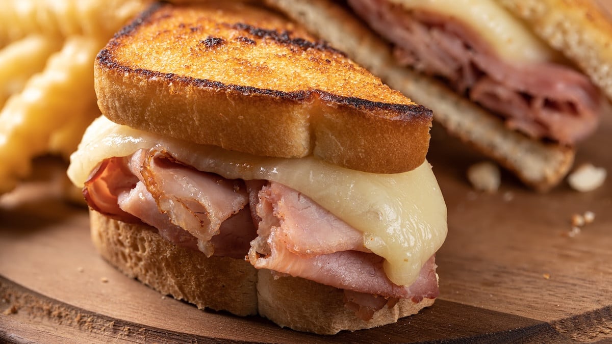 Croustillant et fondant à souhait : la recette maison du croque-monsieur au fromage pour toute la famille