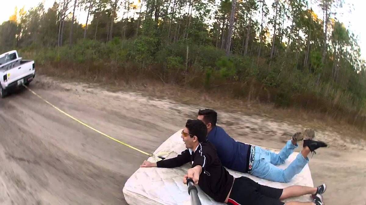 “Un sommier tracté par une voiture” : un ado de 14 ans se tue en faisant du “mattress surfing”, un défi en vogue sur les réseaux sociaux