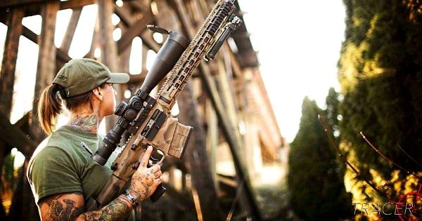 Lourdement armée, cette femme traque les braconniers pour défendre les animaux d'Afrique !