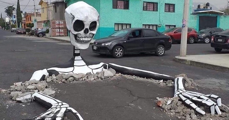 Ce squelette géant semble sortir de terre lors des célébrations du « Jour des morts », au Mexique