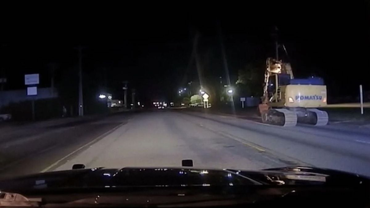 Une tractopelle poursuivie par la police