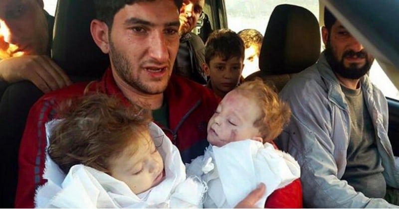 Syrie : la terrible photo de ce papa, qui tient dans ses bras les corps sans vie de ses deux bébés, résume l'état de dévastation sanglant dans lequel est plongé le pays