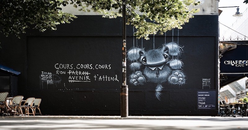 Une artiste de street art peint des créatures mélancoliques avec des messages d'espoir, sur les murs du monde entier