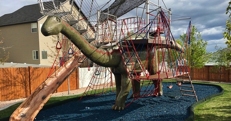 Une aire de jeux en forme d'un dinosaure construite par ce père de famille