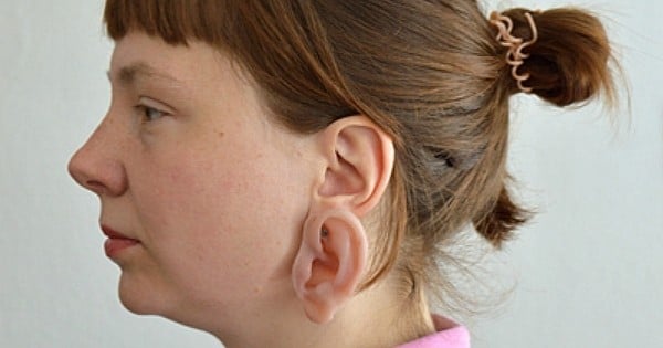 Envie de porter des boucles d'oreille... en forme d'oreilles ? C'est l'objet complètement WTF et très flippant du jour