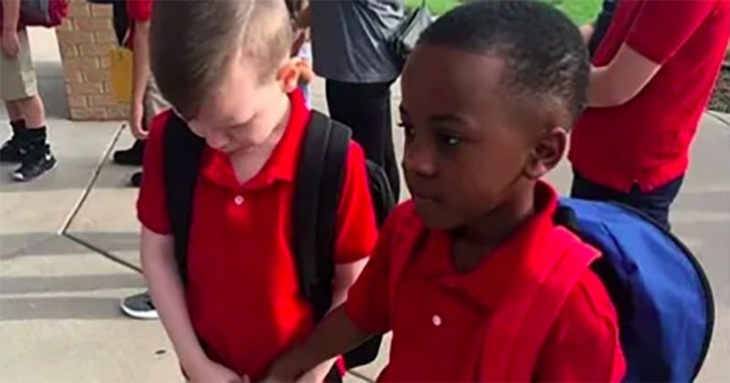 Ce petit garçon tient la main d'un camarade autiste qui pleurait lors de la rentrée scolaire pour le consoler