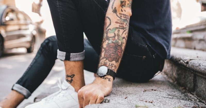 8 femmes sur 10 seraient plus attirées par les hommes tatoués, selon une étude