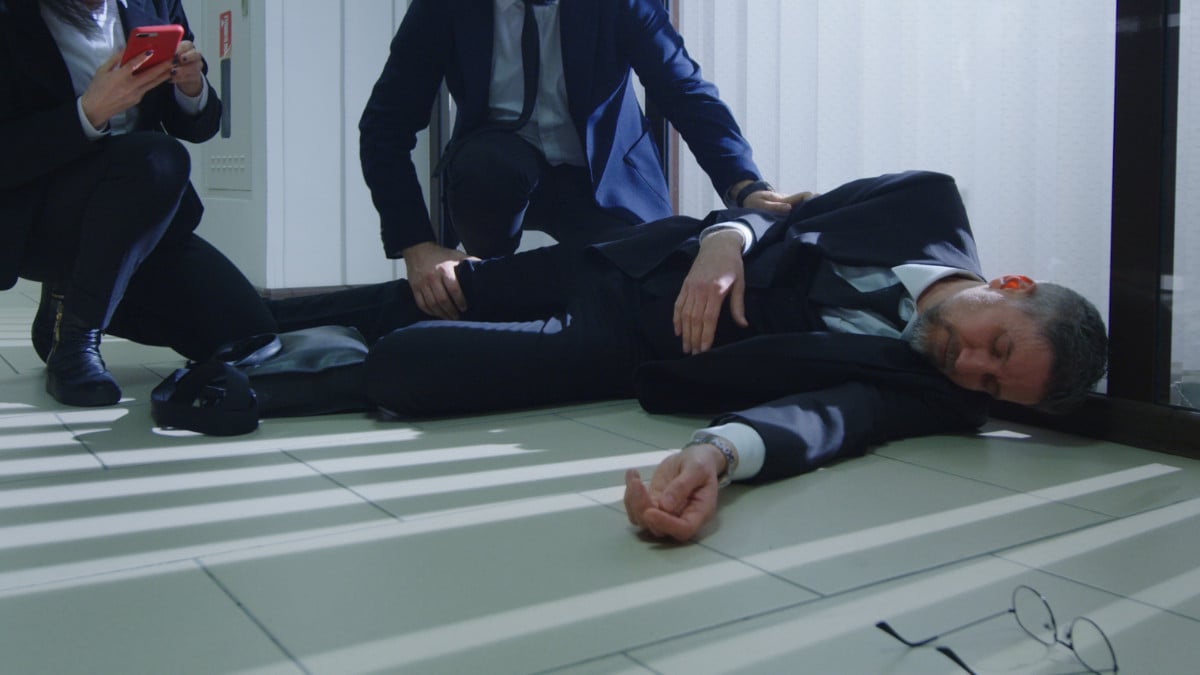 Un homme en costume venant de perdre connaissance
