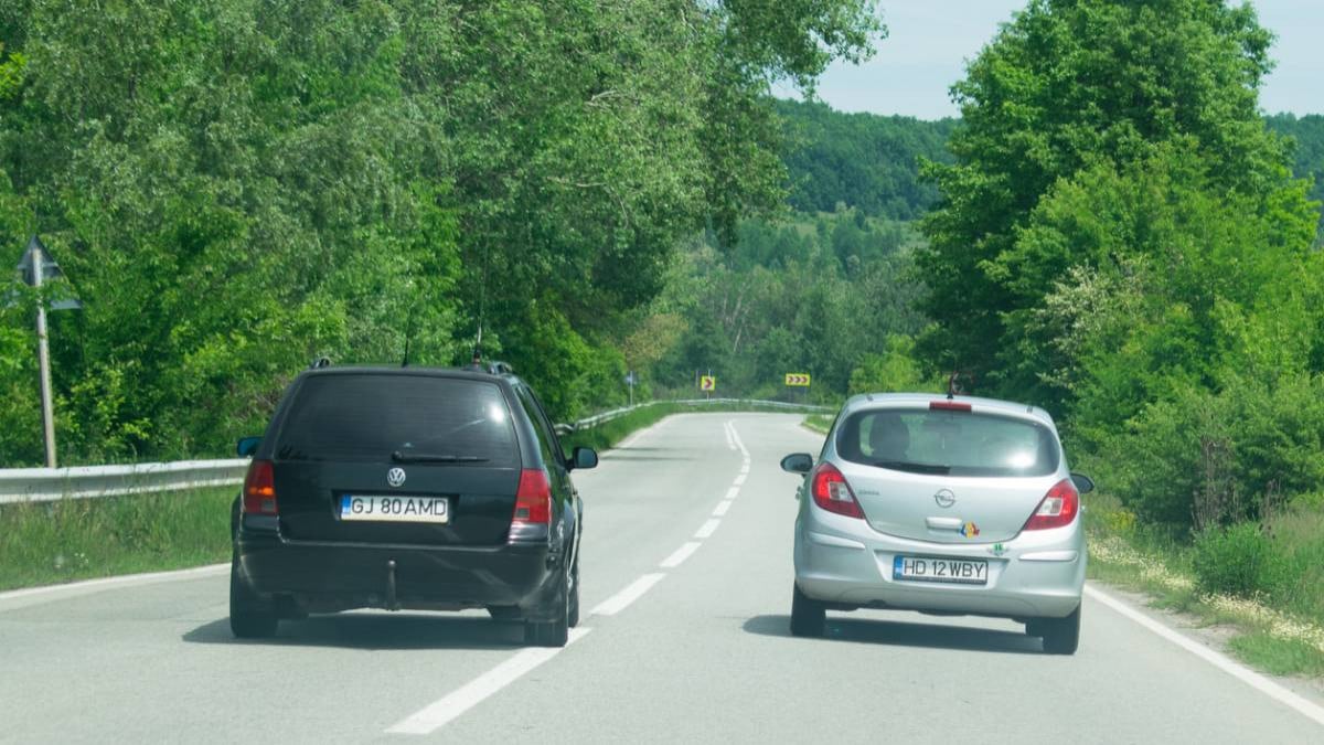 Voiture effectuant un dépassement