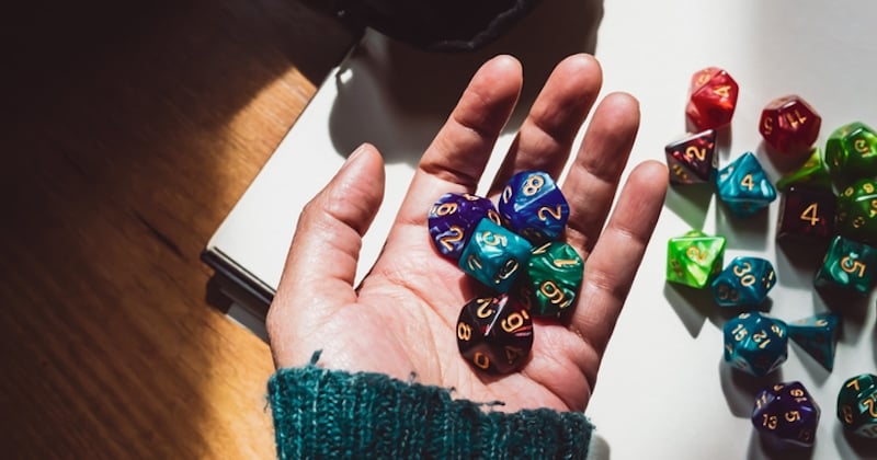 Rendue folle par sa défaite à un jeu de société, une femme... poignarde son ami