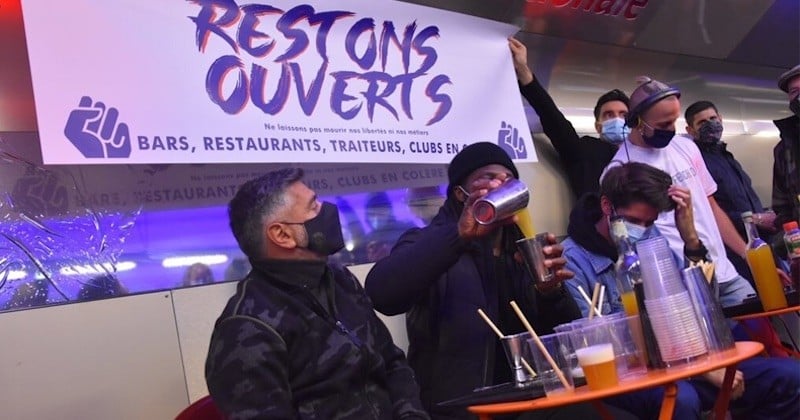 Des patrons de bistrots montent un bar éphémère dans le métro parisien pour protester contre les fermetures