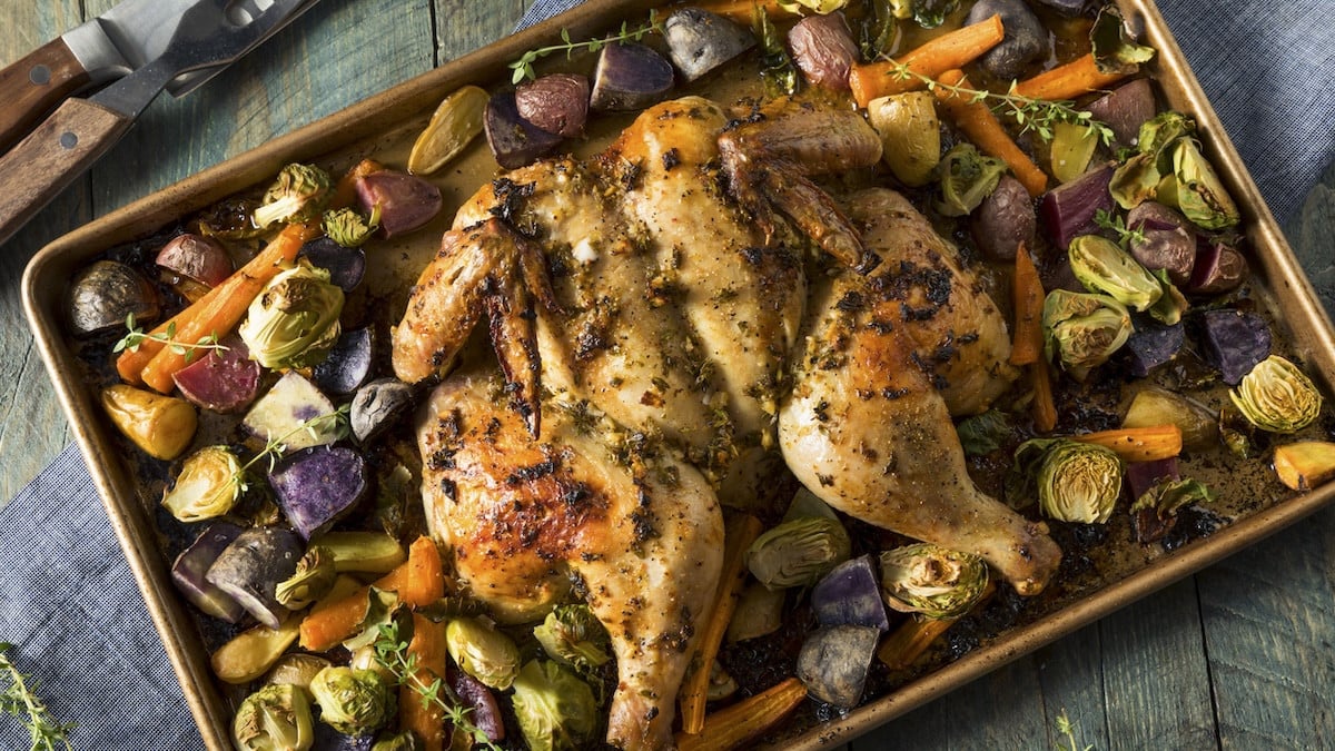 Poulet rôti au four et légumes de saison : la recette simple du dimanche en 4 étapes