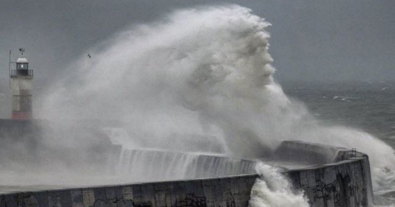 Angleterre : lors d'une tempête, un photographe immortalise ce qui ressemble au visage de Poséidon, jaillissant des flots
