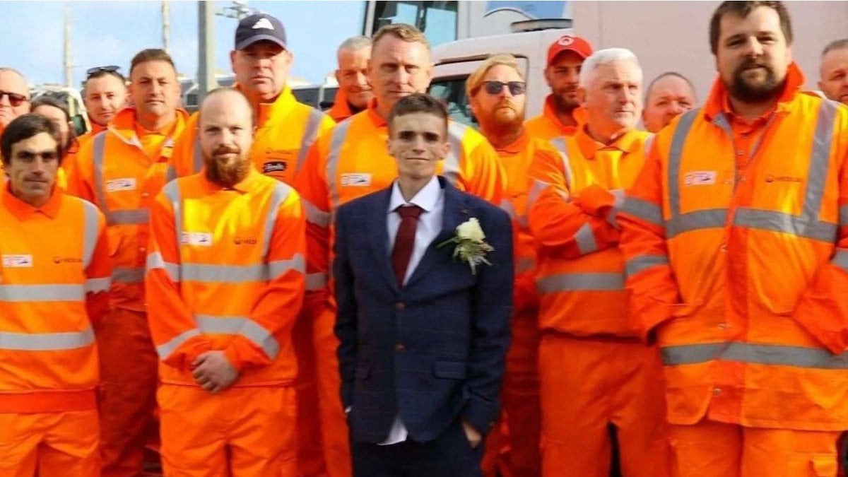 Stephen Addley et ses collègues le jour de son mariage 
