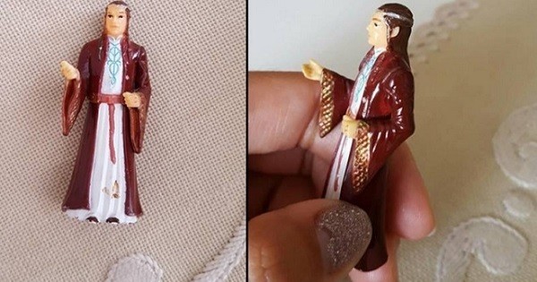 Cette grand-mère prie tous les jours face à sa figurine de Saint-Antoine... qui est en fait l'elfe Elrond du Seigneur des Anneaux. Trop drôle !