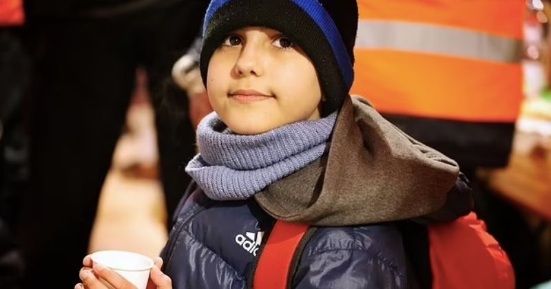 Muni d'un sac et de son passeport, ce petit garçon ukrainien de 11 ans est arrivé tout seul en Slovaquie