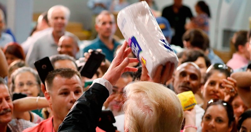 À Porto Rico, Donald Trump balance de l'essuie-tout aux sinistrés de l'ouragan comme s'il jouait au basket