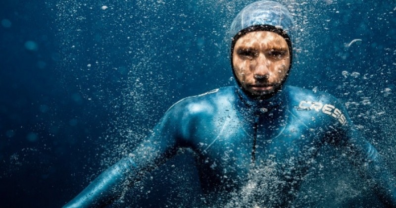 Un recordman d'apnée publie un cri de détresse dans les eaux profondes pour sensibiliser aux menaces de la surpêche	