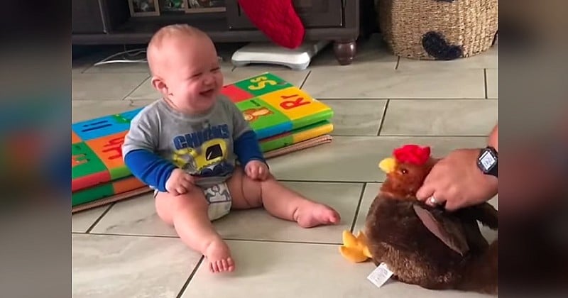 Le fou rire communicatif de ce bébé face à une peluche va faire votre journée