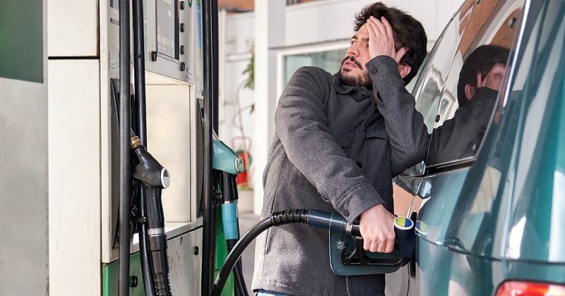 Carburant : voici pourquoi il ne faut surtout pas continuer à remplir son réservoir après le clic de la pompe