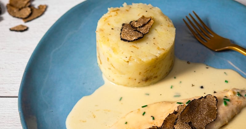 Apprenez à préparer un délicieux filet de bar et son écrasé de pommes de terre à la truffe super facilement !