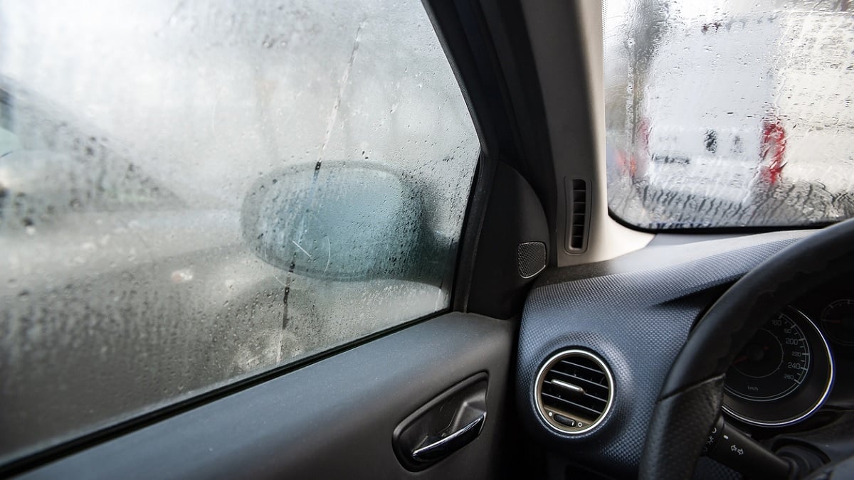 Cette mauvaise habitude qu'on a en voiture lorsque la buée s'installe