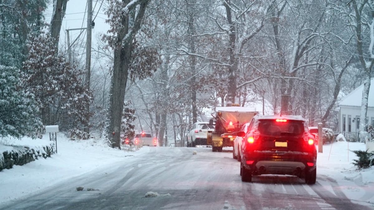 Des voitures sous la neige