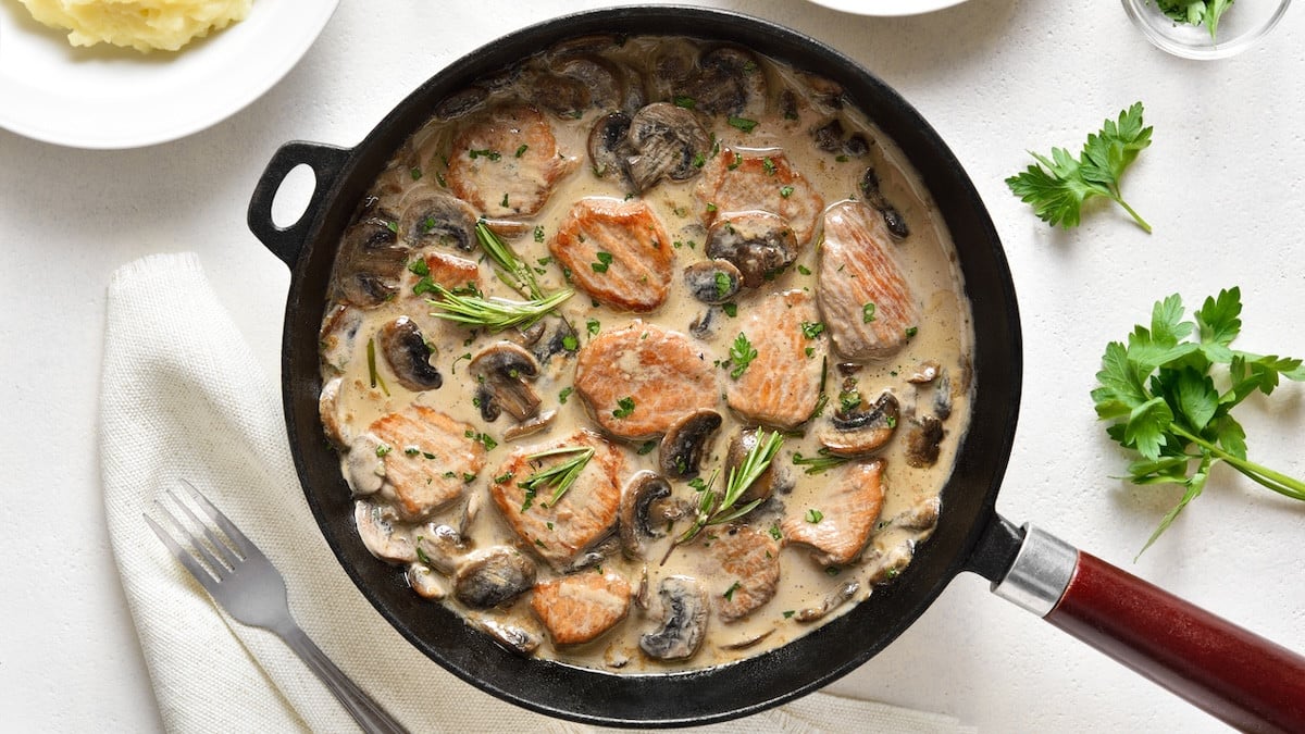 Ce poulet crémeux aux champignons façon bistrot est prêt en 30 minutes