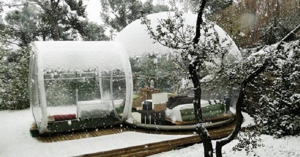 Cette tente gonflable et transparente en forme de bulle va sans aucun doute vous donner envie...