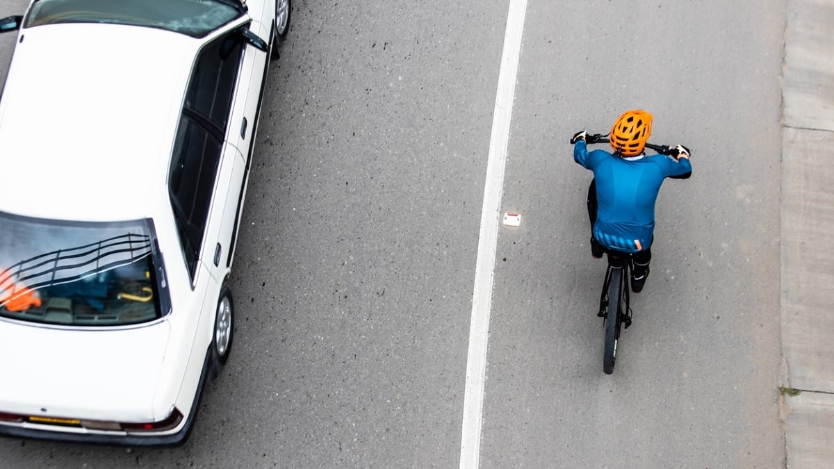 Vélo ou voiture, qui a la priorité pour traverser la route ?