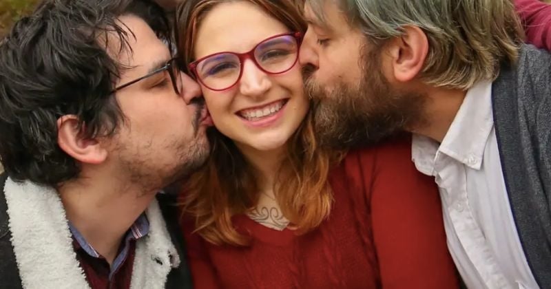 Polyamoureuse, elle vit avec 2 partenaires et élève ses 2 enfants avec eux