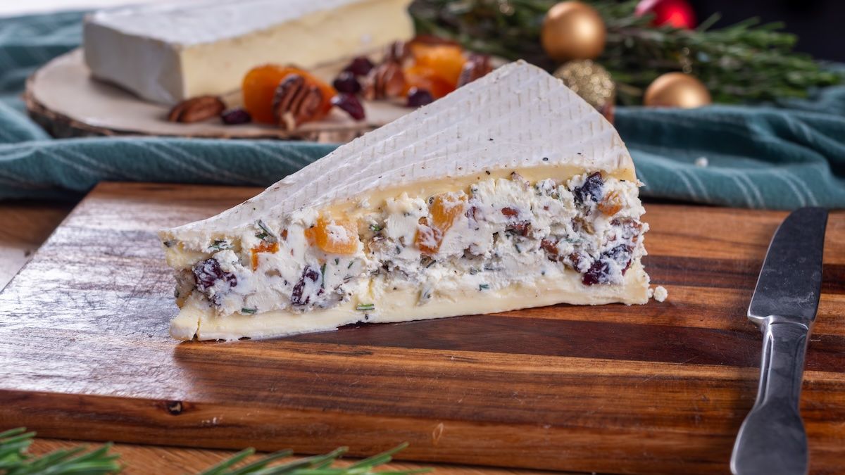 Ce brie aux abricots, noix de pécan et romarin est l'apéro ultime (et ultra-facile à préparer !)