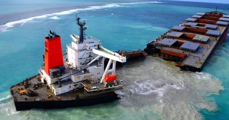 Le navire échoué au large de l'île Maurice s'est finalement brisé en deux