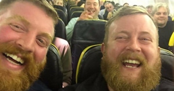 Il découvre son clone parfait, assis à sa place dans l'avion...