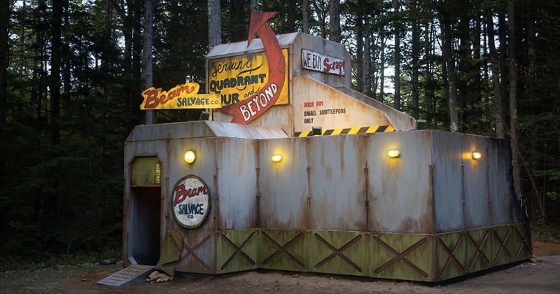 Une étrange station intergalactique perdue au fin fond de la forêt aux États-Unis, construite par des enfants très ingénieux