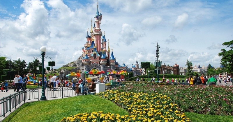 Cette maman déguise sa fille pour entrer à Disneyland sans payer, sa vidéo fait sensation