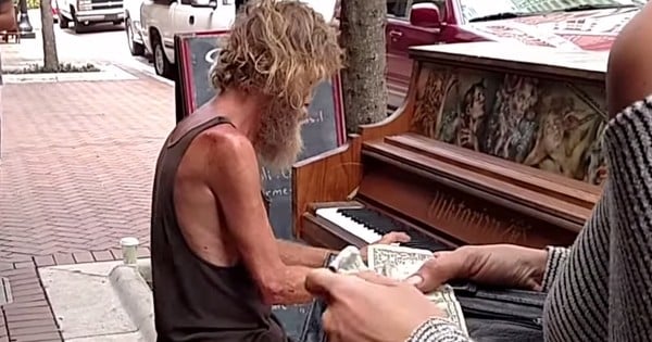 Ce que fait ce SDF avec un piano surprend tout le monde, vous n'allez pas en revenir !