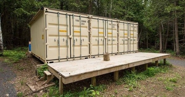 Pour un prix ridicule, cet homme a construit la plus sublime des maisons au milieu de la forêt... Attendez de voir le salon ! Ça fait rêver...